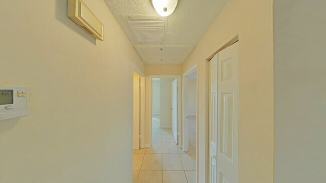 Building Photo - Nice and Cozy 2 Bed/1 Bath Apartment