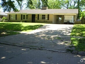 Building Photo - CUTE 3/2 BROADMOOR
