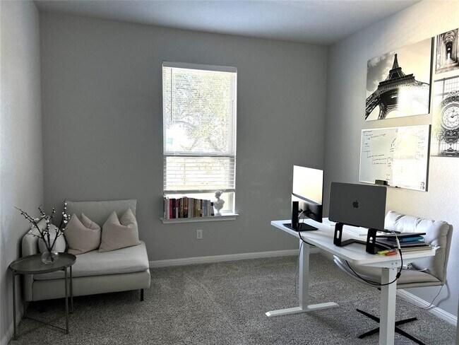 Building Photo - 700 Hays Hill Dr