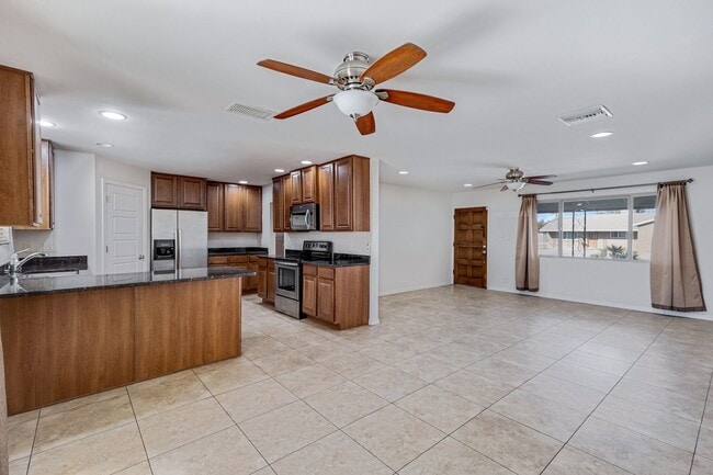 Spacious & Stylish 4/2 – Just 2 Miles fro... - Spacious & Stylish 4/2 – Just  2 Miles fro...