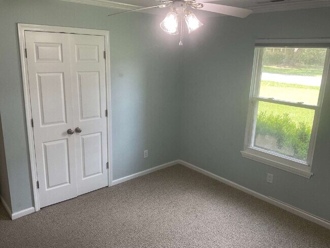 Building Photo - "Charming 3-Bedroom Haven with 2 Full Bath...