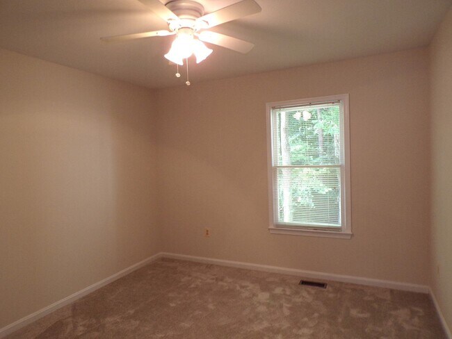 Building Photo - Three Bedroom Townhouse Conveniently Located In Springfield