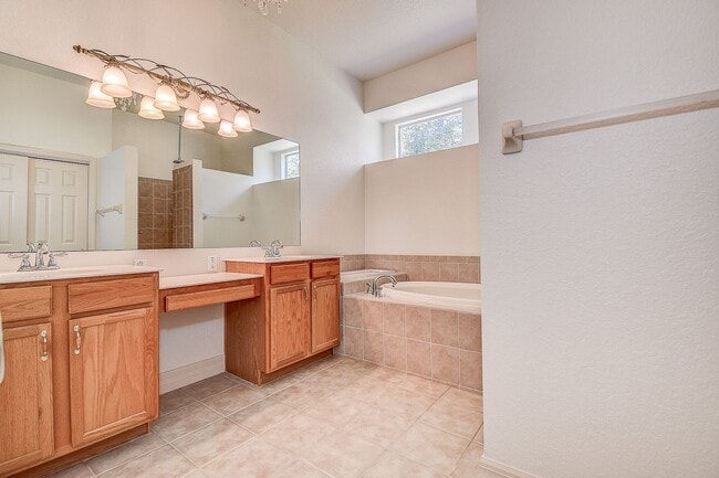 Building Photo - Beautiful 4/3/3 on a private 1 acre lot.