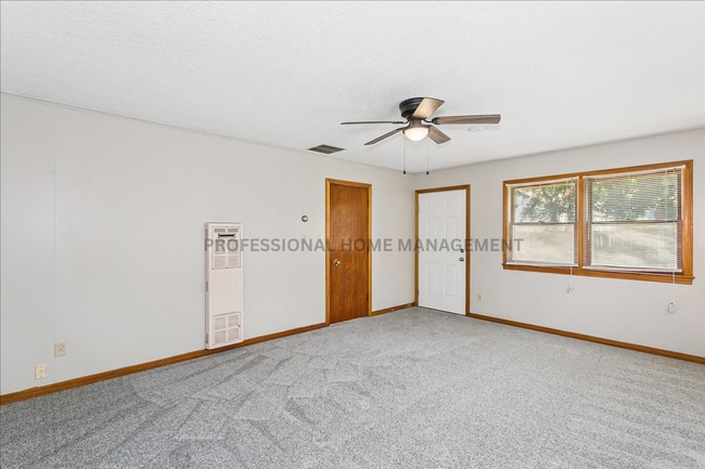 Building Photo - Charming 3 bedroom 1 bath home with 2 garages! Move In Special- 1/2 off of 1st full month's rent!