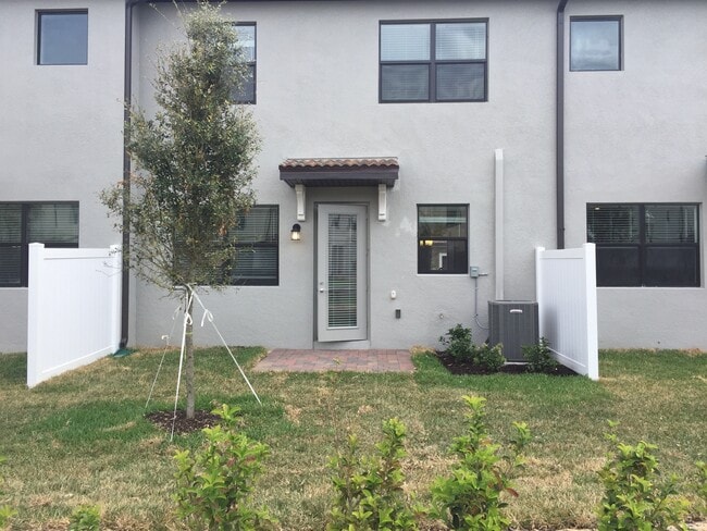Building Photo - 4 Bedroom 3.5 Bath Townhome in The Vistas ...