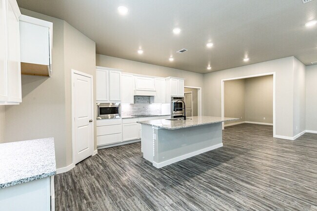 Building Photo - Beautiful 4 bed 3 bath home