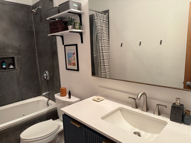 Building Photo - In the Heart of Highlands 2 Bedroom 1 Bath Row Home!