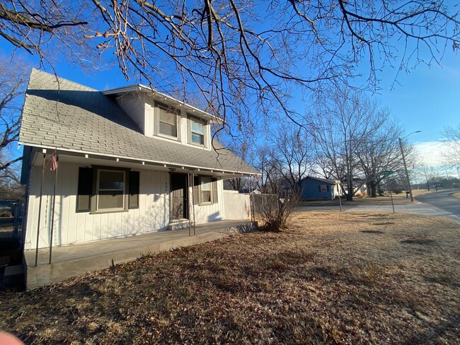 Building Photo - 3 bedroom/ 1 Bath home in Newton