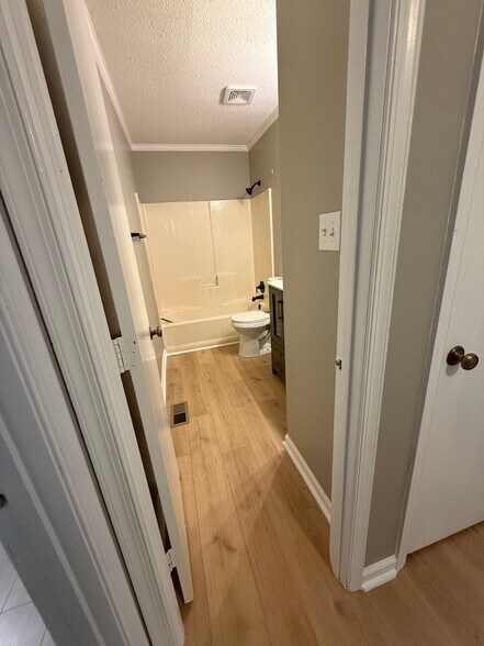 Building Photo - 1405 Harth Dr