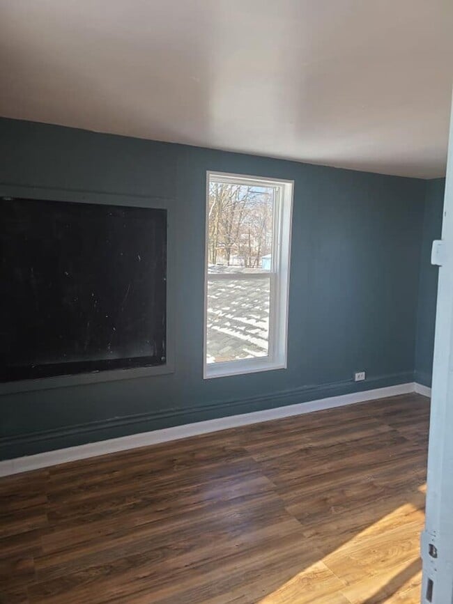 Building Photo - Large 5 bed home
