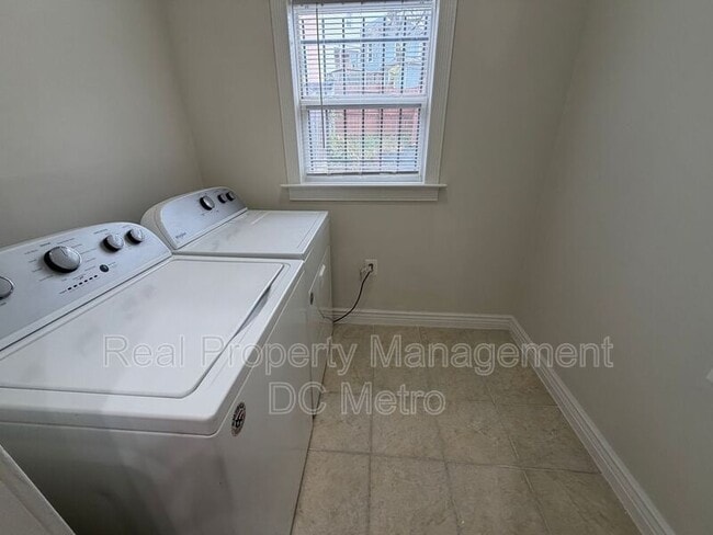 Building Photo - 1219 Pleasant St SE