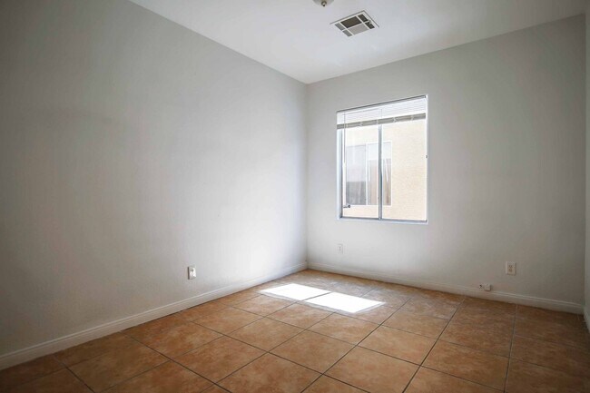 Building Photo - Cute 5 Bedroom Home with a 3 Car Garage!