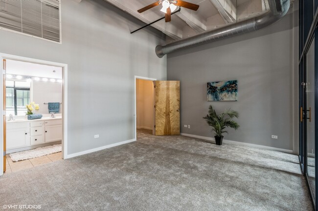 Building Photo - 1224 W Van Buren St