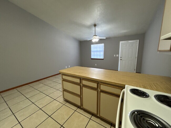 Building Photo - Spacious 1 Bedroom 1 Bathroom! Located Off Ocala Road.