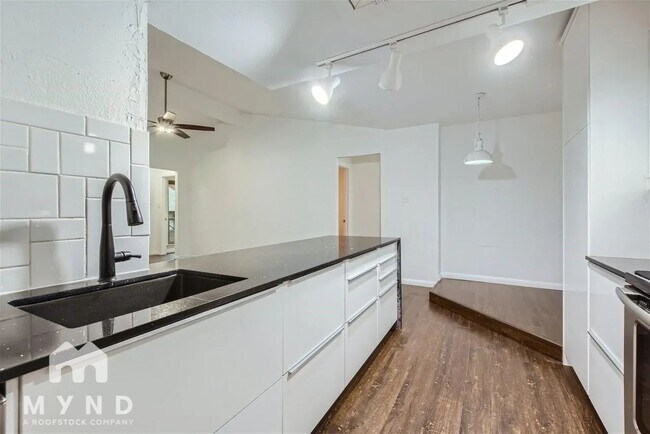 Building Photo - 7152 Fair Oaks Ave