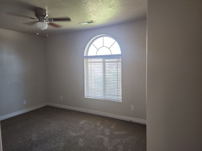 Building Photo - Pet Friendly Southern View Townhome
