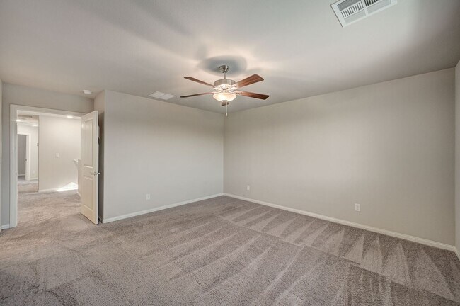 Building Photo - Spacious 4 Bedroom Home!