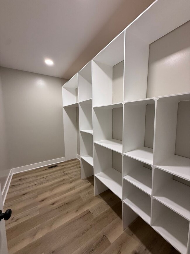 Building Photo - 4 Bedroom 2.5 Bathroom Home Available