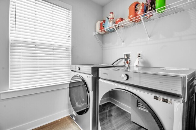 Building Photo - 4966 Brauer Dr