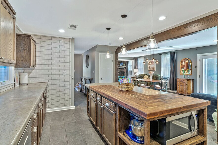 Building Photo - 808 Roseview Dr