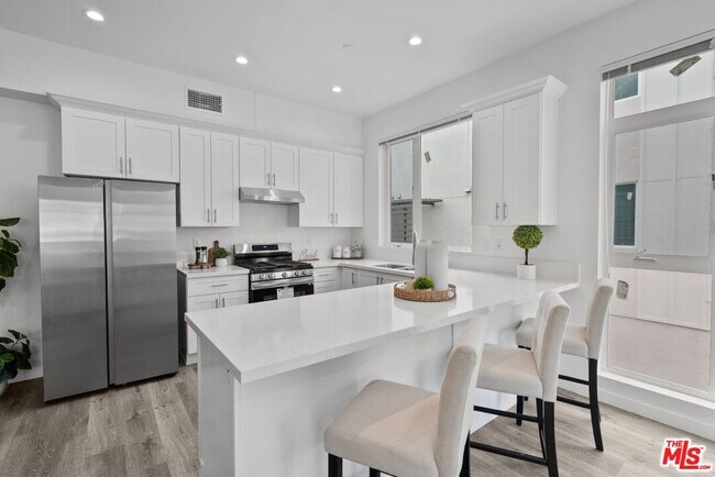 Building Photo - 5114 Cahuenga Blvd