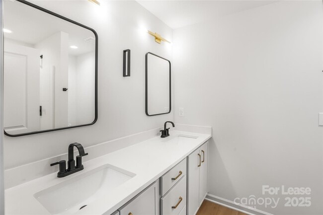 Building Photo - 2718 Mayfair Ave