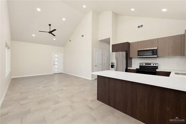 Building Photo - 13 E Iris Ave