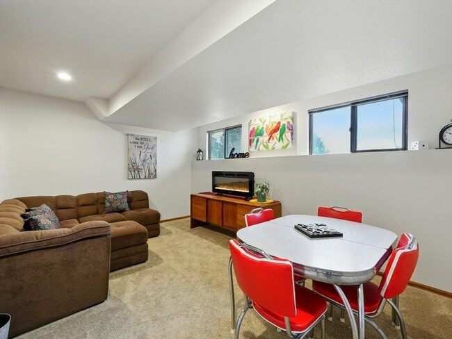Building Photo - 440 Torrey Pines Way