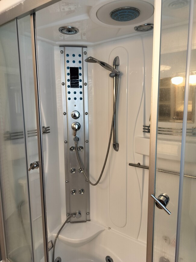 Building Photo - 130 NW Carrie Cir