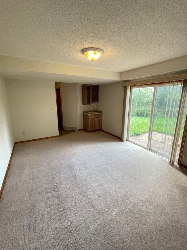 Building Photo - AVAILABLE NOW - 4 Bed, 3.5 Bath Home in He...