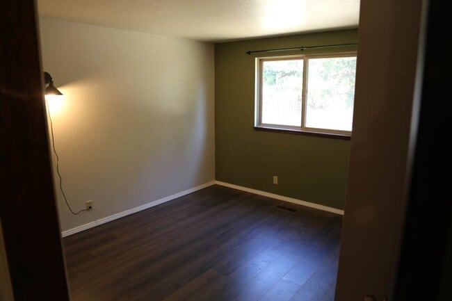 Building Photo - Cute 2 bed 1 bath Home 2 Car Garage Office