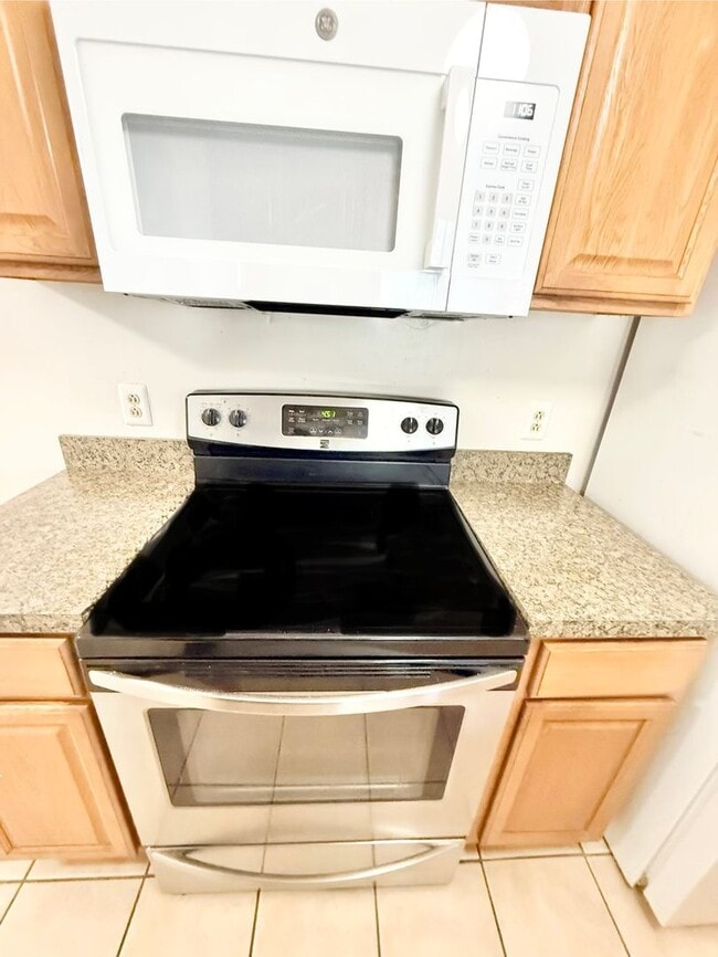 Building Photo - HURRY!!!***2 BED Condo/Downstairs unit/ W,S&T INCLUDED!!