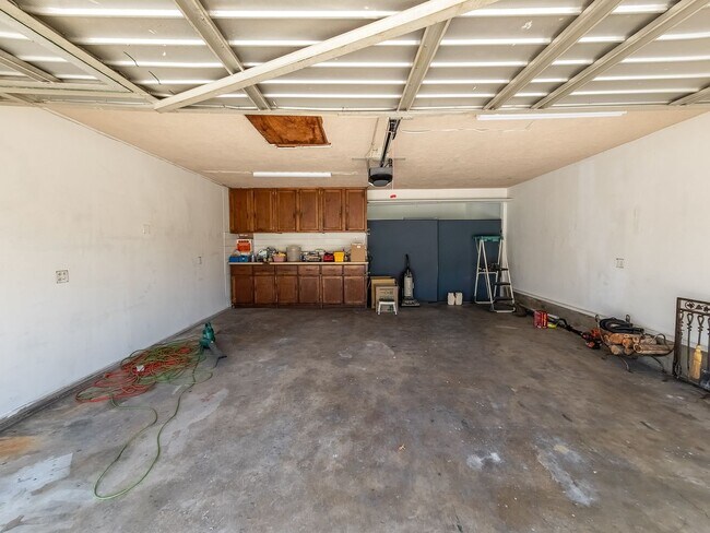 Building Photo - Stunning 3BD/2BA located in beautiful Sunl...