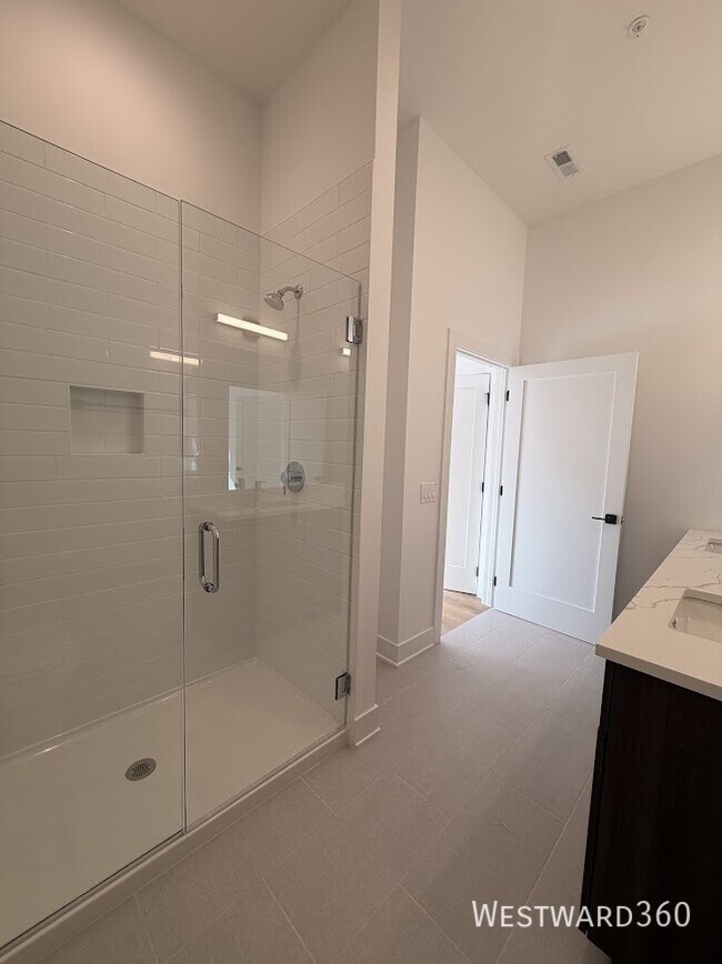 Building Photo - 1607 W 13th St