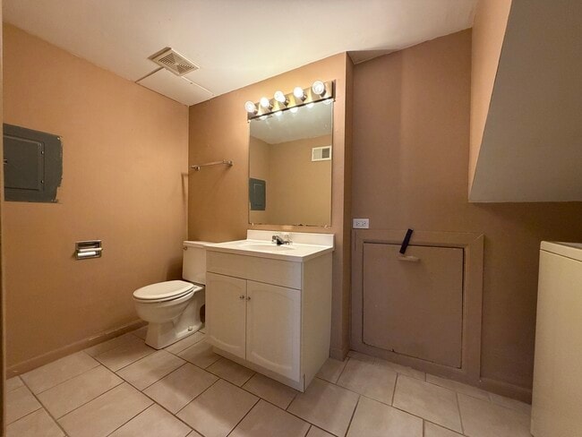Building Photo - 301 Cherrywood Ct