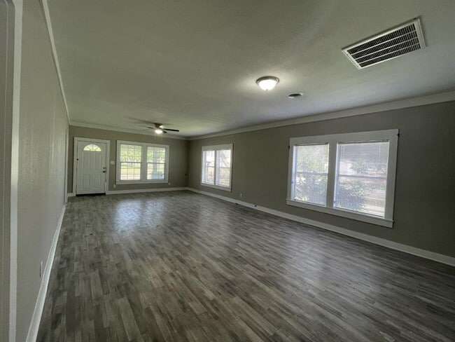 Building Photo - 3 bed, 1 bath with lots of updates! New fl...
