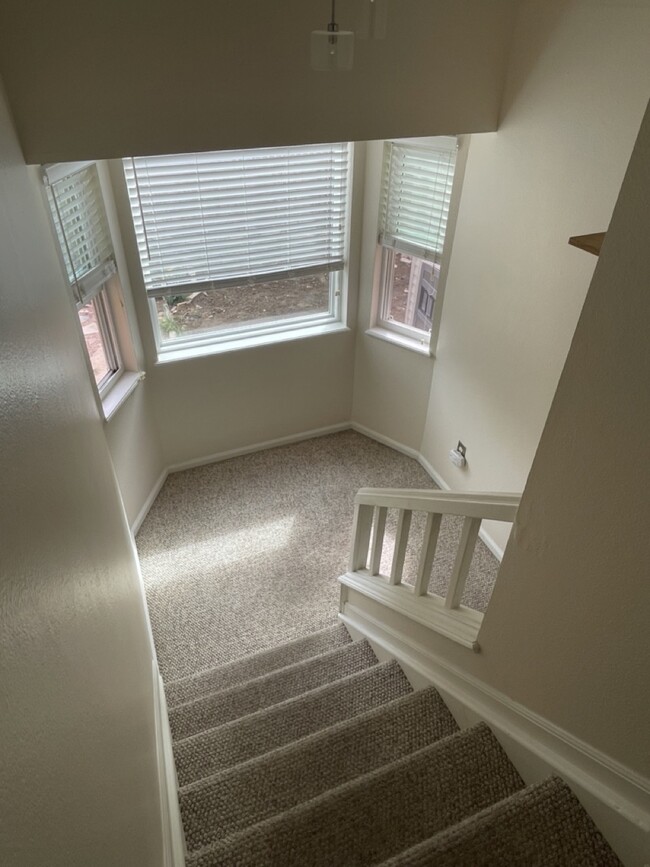 unfurnished 1st/2nd floor landing - 300 Southridge Pl