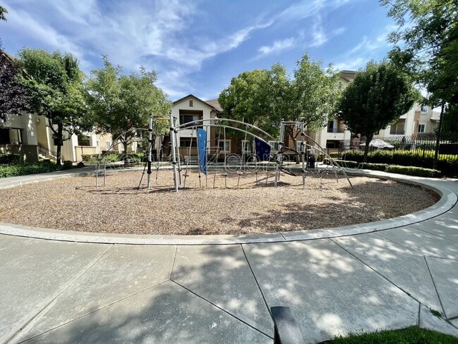 Building Photo - 1360 Shady Ln