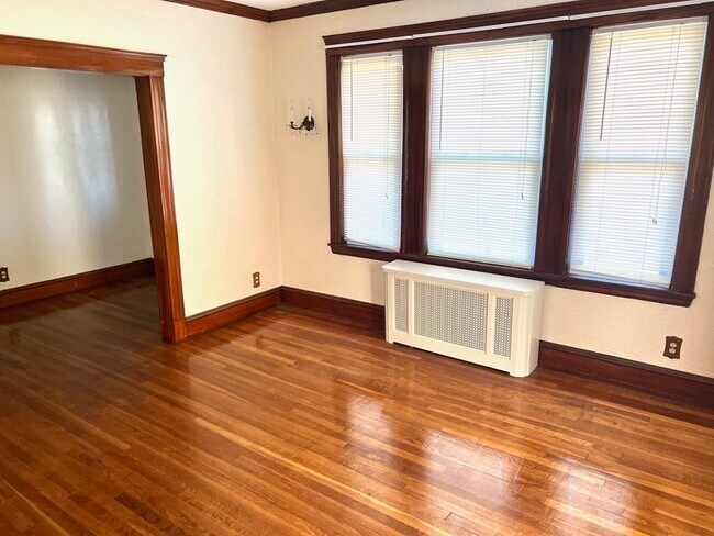 Building Photo - 15 Woodrow Ave