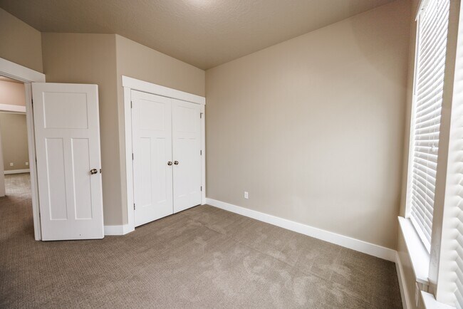 Building Photo - 972 S High Ridge Dr
