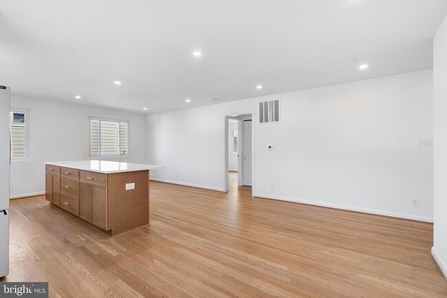 Building Photo - 618 19th St S