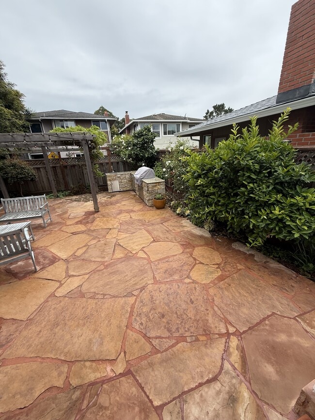 Building Photo - 143 Alamo Ave