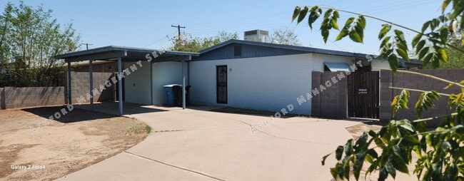 Building Photo - $1,400 Steal! Cozy 2-Bedroom Home in the H...
