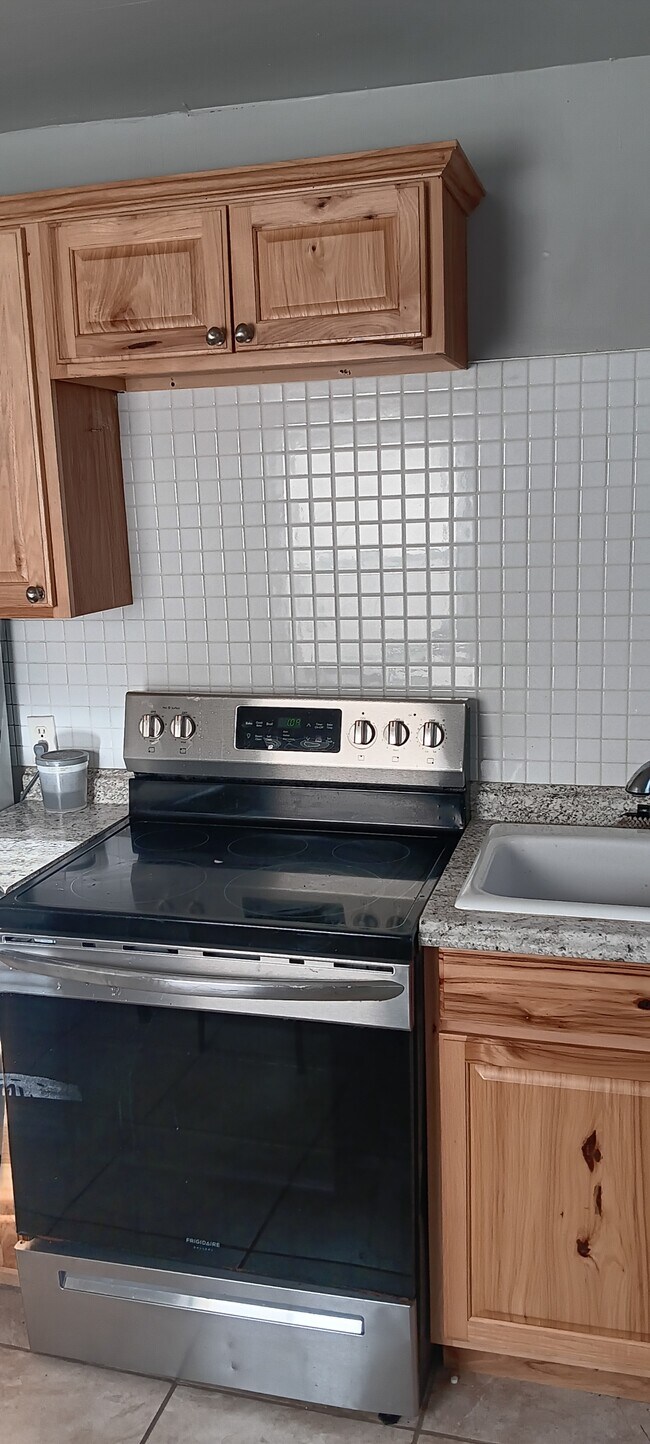 Building Photo - 548 E Woodrow St