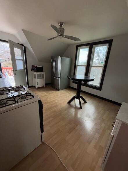 Building Photo - 520 Lawrence Ave