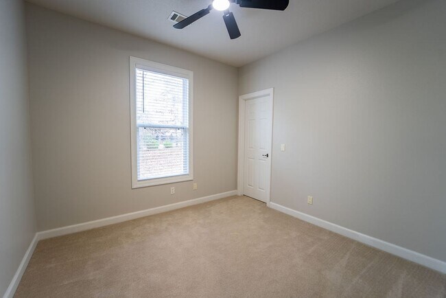 Building Photo - Charming 4 bedroom, 2 bathroom located in the picturesque Hot Springs Village