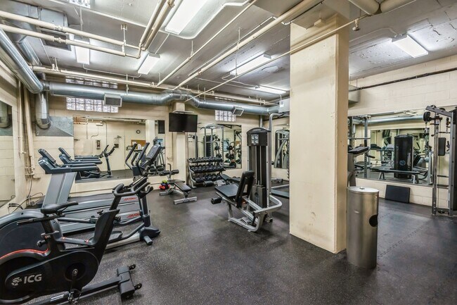 Building Photo - 2300 N Commonwealth Ave