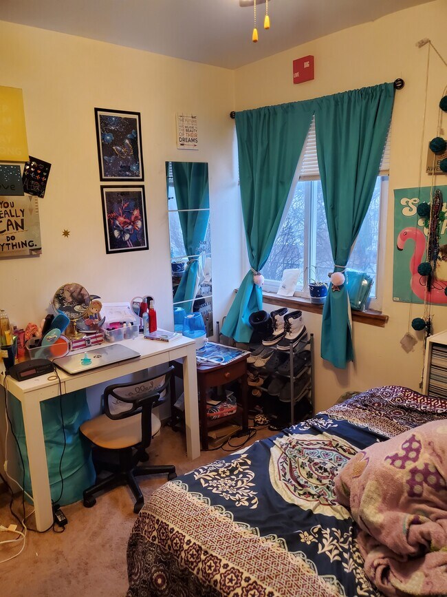 Building Photo - Multi-Level 2BED/1.5BATH West Allis Apartment