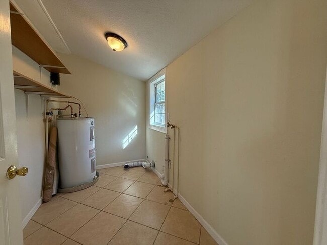 Building Photo - Pensacola - East Hill- 3 bedroom, 2 bathroom