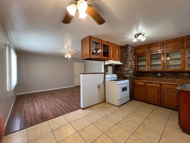 Building Photo - 3 Bedroom 2 Bathroom House Located Near Ca...